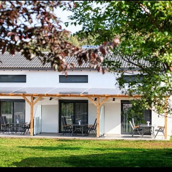 Viesnīca Mare Kalamitsi Luxury Apartments pilsētā Kalamitsi