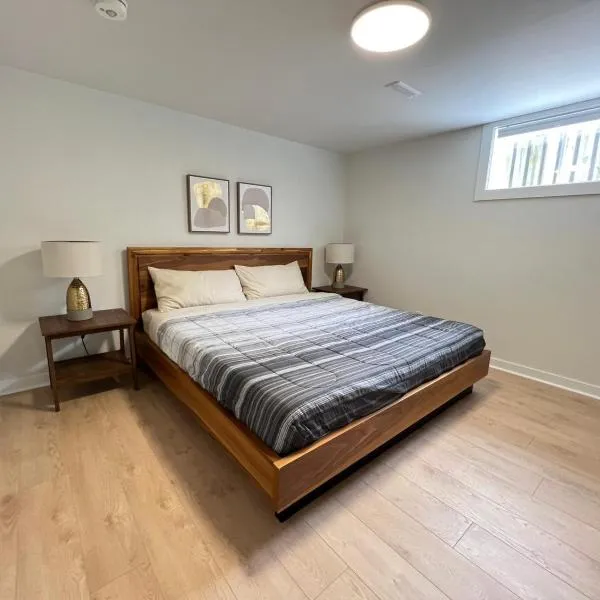 Letitia Heights !A Spacious and Quiet Private Bedroom with Shared Bathroom, hotel v destinaci Barrie