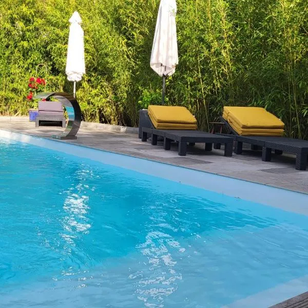 Le Mas ROLLAND, Piscine chauffée & SPA - Millau - Gorges du Tarn, hotel v destinaci Compeyre