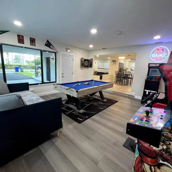 Modern Tropical Oasis with Arcade, HotTub & MiniGolf, hotel v destinaci Hollywood