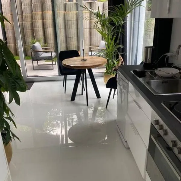 Stilvolle 1-Zimmer Wohnung mit Terasse nahe Therme und Prezero Arena, hotel in Sinsheim
