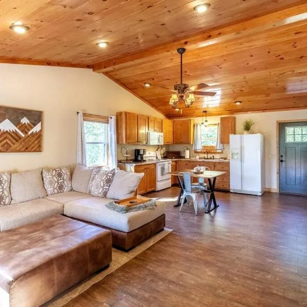 *New Owner Special* Cozy Cabin with mountain views, hotel di Yellow Creek