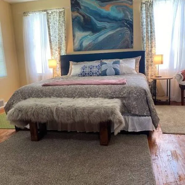 Cozy home, King bed, 3 bedrooms,close to downtown beaches towncenter, hotel en Jacksonville