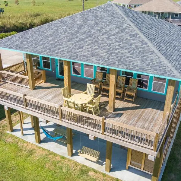 Stylish 4BR Crystal Beach Retreat Walk to Beach, hotel v destinaci Bolivar Peninsula