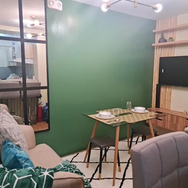 Cozy 2 bedroom Condo in Davao near Airport with balcony, khách sạn ở Davao