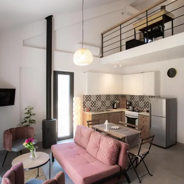Isida - cozy sea walk lodge with private garden, hotel v destinaci Nea Makri