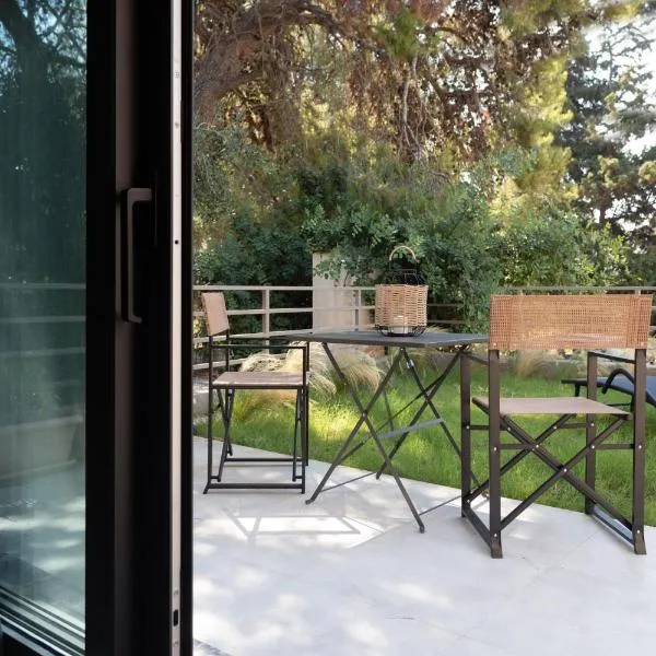 Osiris - cozy sea walk lodge with private garden, hotel v destinaci Nea Makri