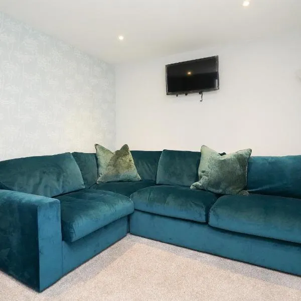 RentMySpaHome with Swimming Pool Hottub and Sauna, hotel in Sheffield