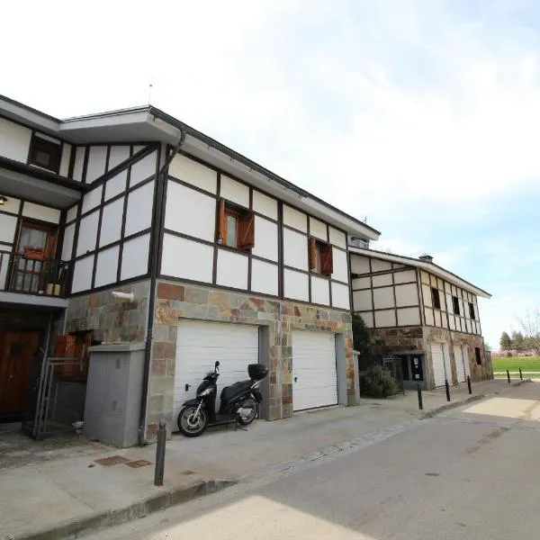 Chalet junto a la Ciudadela de Jaca, hotel v mestu Fraginal