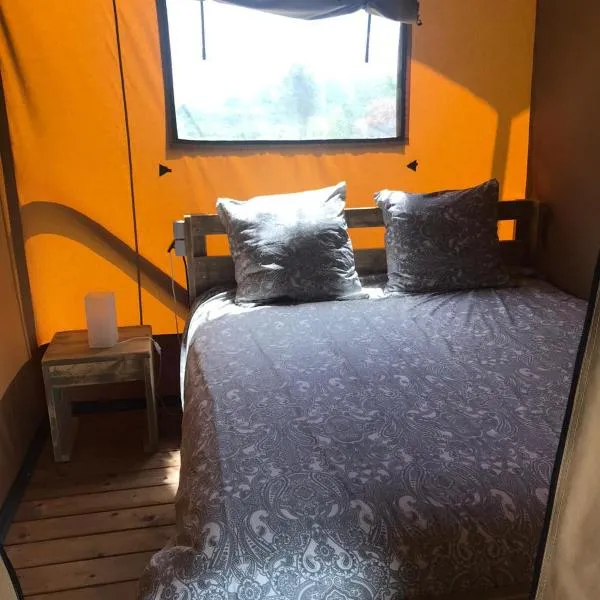 Camping Le Mondou, hotel u gradu Saint-Julien-de-Lampon