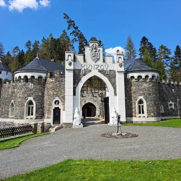 Hrad Kunzov Boutique Hotel & SPA & Restaurant, hotel v destinaci Radíkov