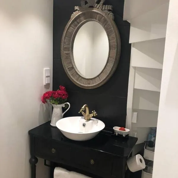 Private space with 2 bedrooms, hotel en Huddinge