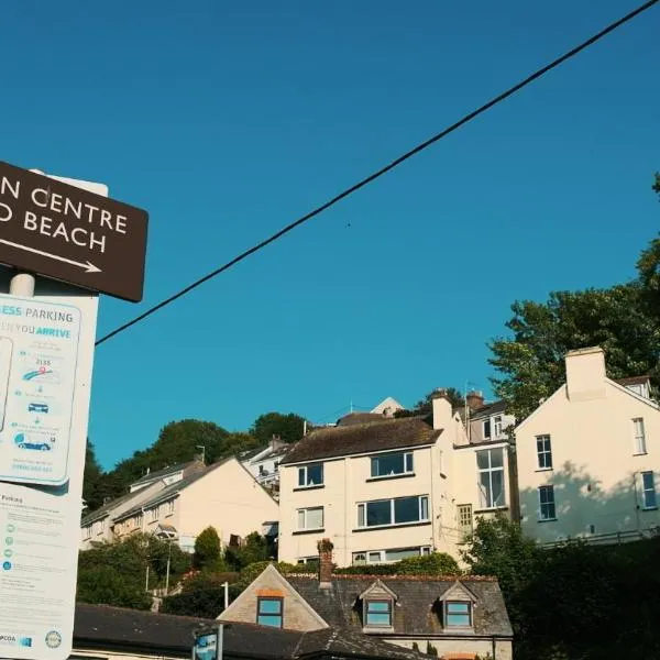 Captain's Quarters parking for 1 car, EV point, hotel em Looe