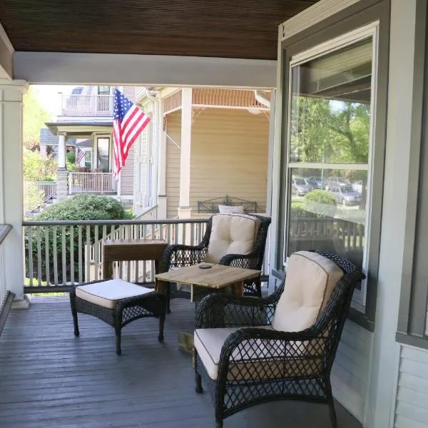 Historic Home with Outdoor Hot Tub Near Downtown in Public Transportation Hub, hotel v destinaci Chicago