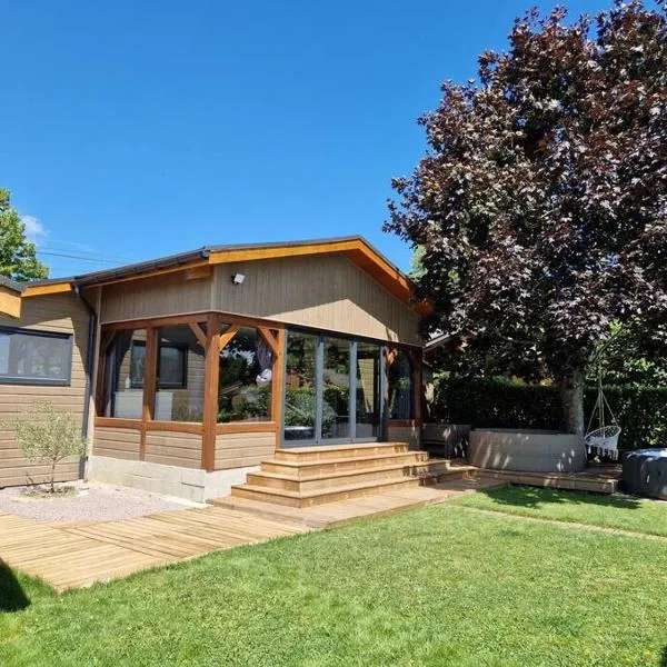 Chalet moderne au bord d'un lac, hotel en Cessoy-en-Montois