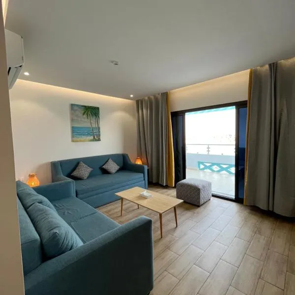 غرفة صالة بلكونة على الشاطئ - عوائل, hôtel à Durat Alarous