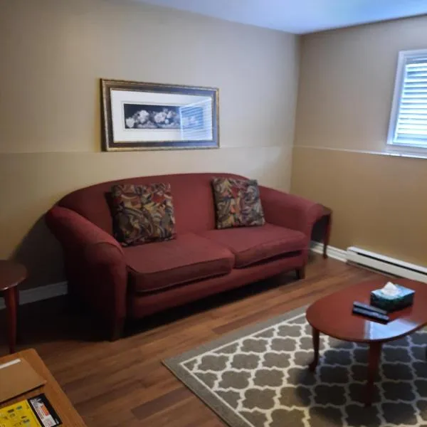 Lovely 2 Bedroom apartment close to Avalon Mall, hotel in St. John's