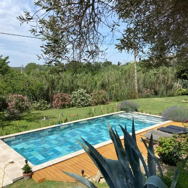 Maisonnette et piscine, hotel in Entressen