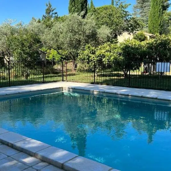 En Drome provençale mazet de charme avec piscine – hotel w mieście Mirabel-aux-Baronnies