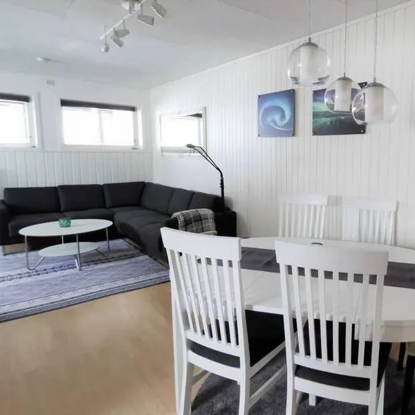 Spacious apartment on Kvaløya、Ersfjordbotnのホテル