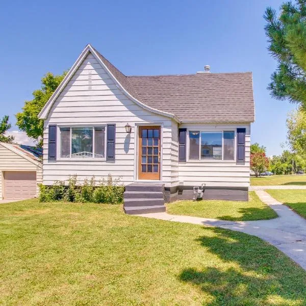 Hyde Park Home with Fire Pit Near Hiking Trails!, hotel v destinaci Hyde Park