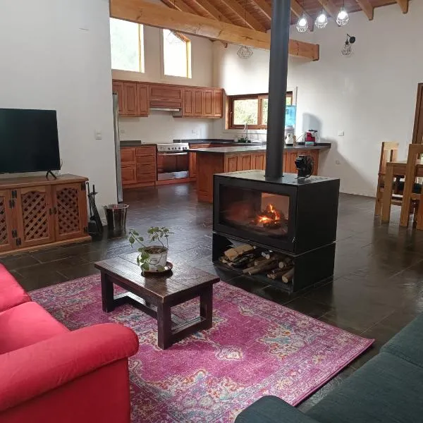 Casa con quincho y piscina privados, hotel en Recinto