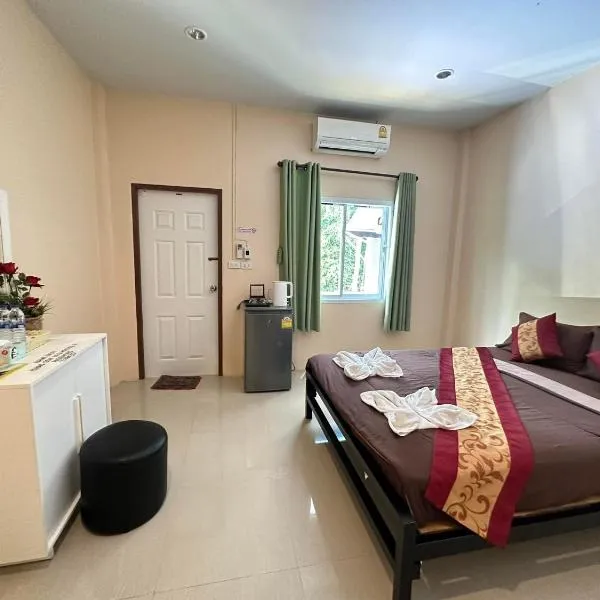 Painting Family Hostel, hôtel à Khao Sok