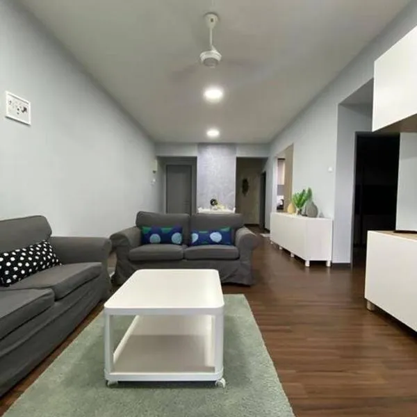 Family friendly multiple Parking 3bedroom apartment, hotel v destinaci Seri Kembangan