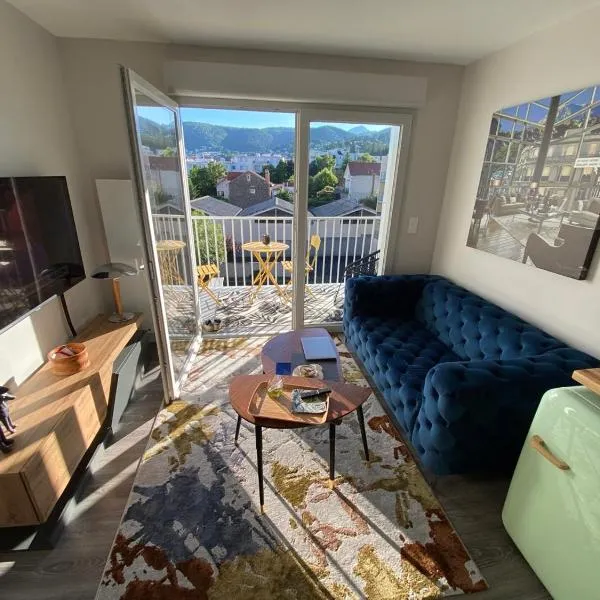 Appart T2 avec parking, loggia, vue Puy de Dôme, hotel in Clermont-Ferrand
