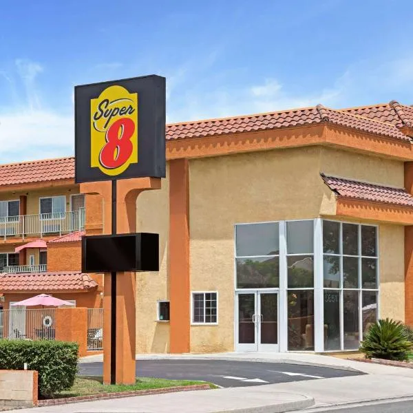 Super 8 by Wyndham Cypress Buena Park Area, hotel v destinaci Cypress