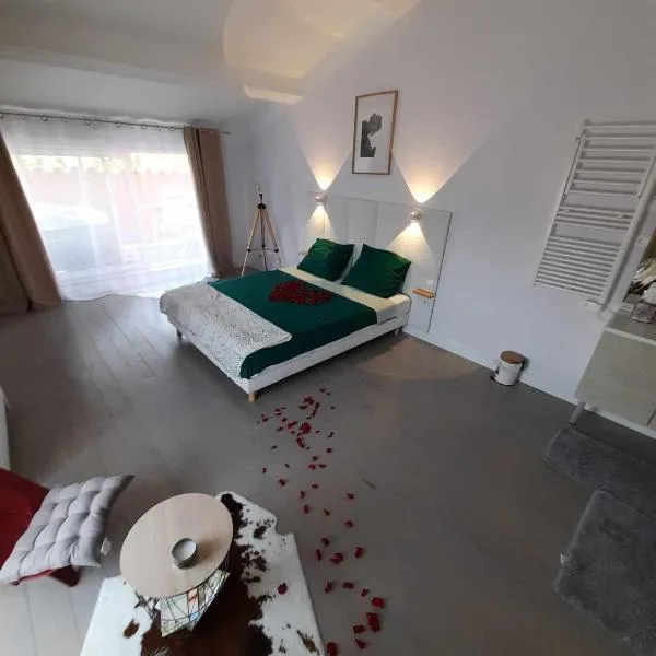 Love Room Mas J des sens, hotel v destinaci Le Val