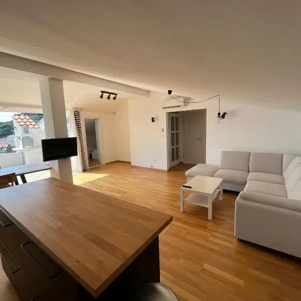 Apartments Leut 80m from the Sea, hotel v Podgore