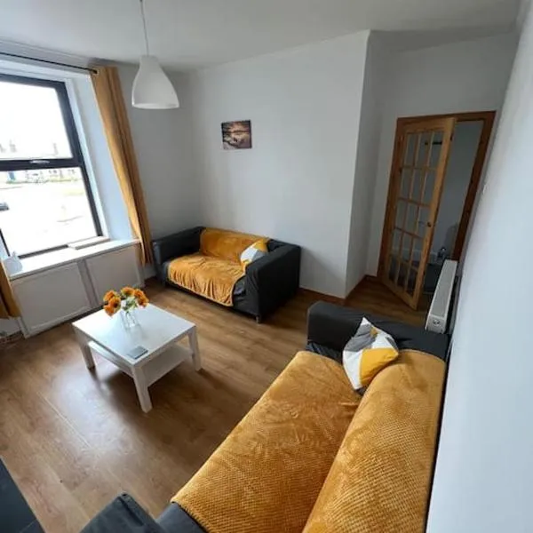 Homely 3 bed town centre flat, hotel v destinaci Peterhead
