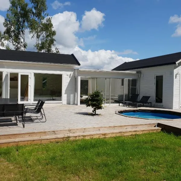 The Black and White cabin with Spa bath, hotel in Tyringe