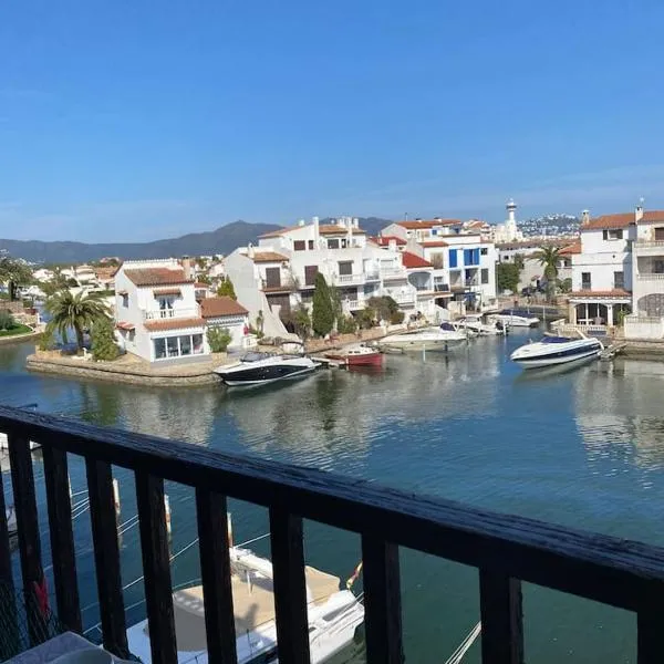 Disfruta de vistas al canal, hotel in Empuriabrava