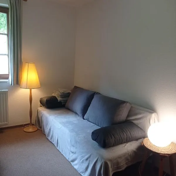 Kleine, familienfreundliche 1-Zi FeWo am Bach und zwischen zwei Seen, hotel in Fahl