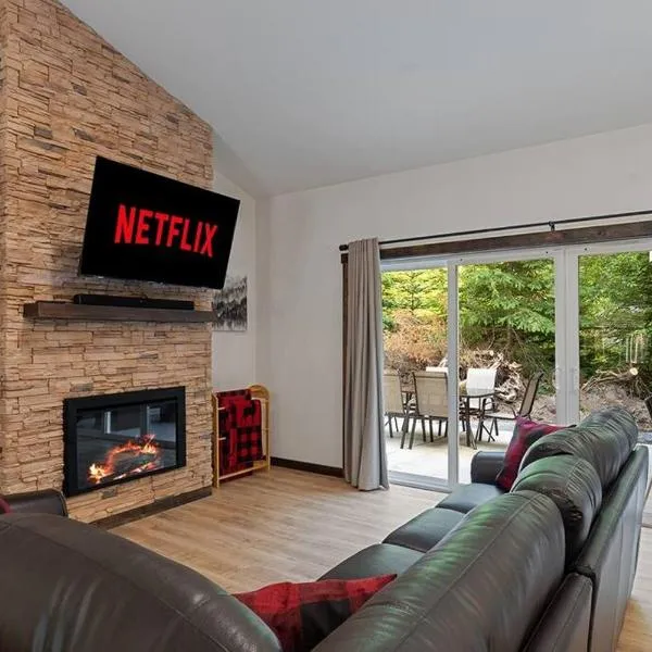 Luxe Mt. Rainier Lodge w/ Hot Tub-AC-Game Room, ξενοδοχείο σε Ashford