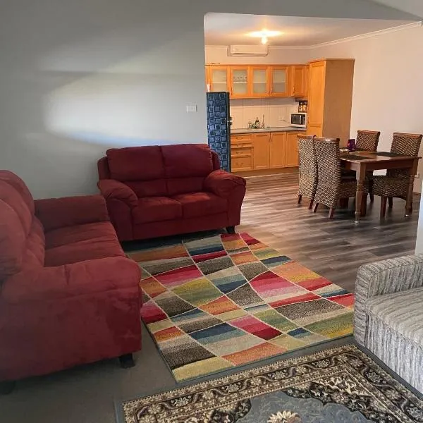 Central Shenton unit Outside Dog Friendly, near hospital, hotel in Geraldton