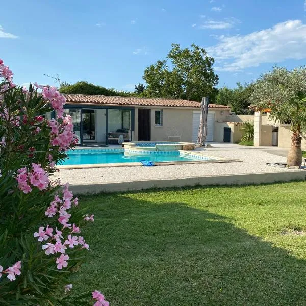 Petit paradis en Provence – hotel w mieście Velleron
