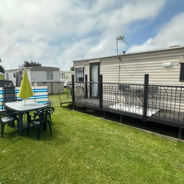 Tracy’s holiday home - static caravan, hotel in Clippesby