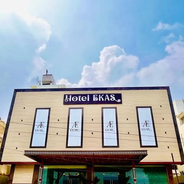 HOTEL EKAS، فندق في Charbagh