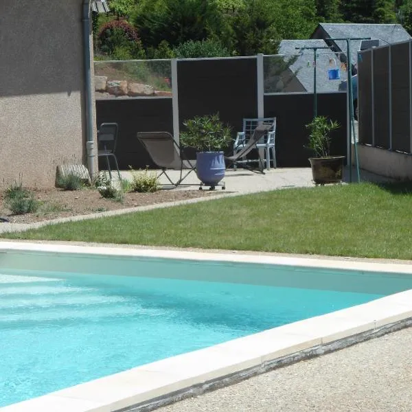 Bellevue Les Carlines, hotel v destinaci Marcillac-Vallon