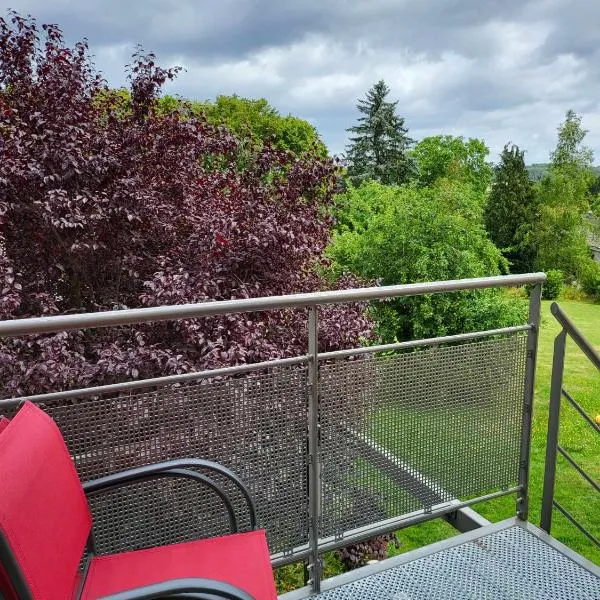 A la salle de jeux et son jardin autour de la cabane verte, hotel v destinaci Dinant