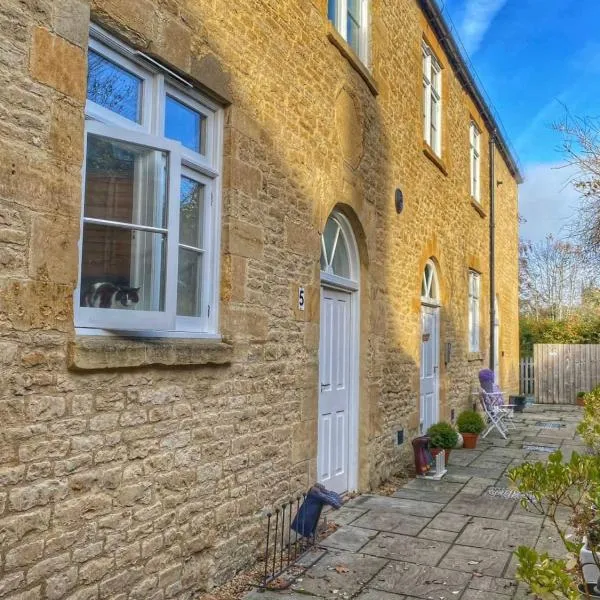 Cotswold Chapel, sleeps up to 5 in kingsize beds, hotel en Chipping Norton