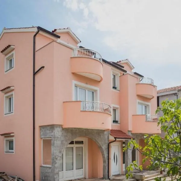 Apartments Klaudia Čista Velika: Piramatovci şehrinde bir otel