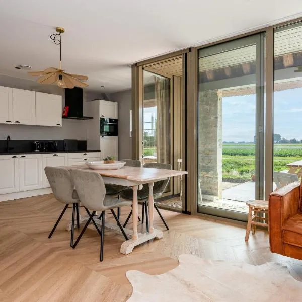 Appartement de Dageraad in monumentale boerderij, hotel in Kimswerd