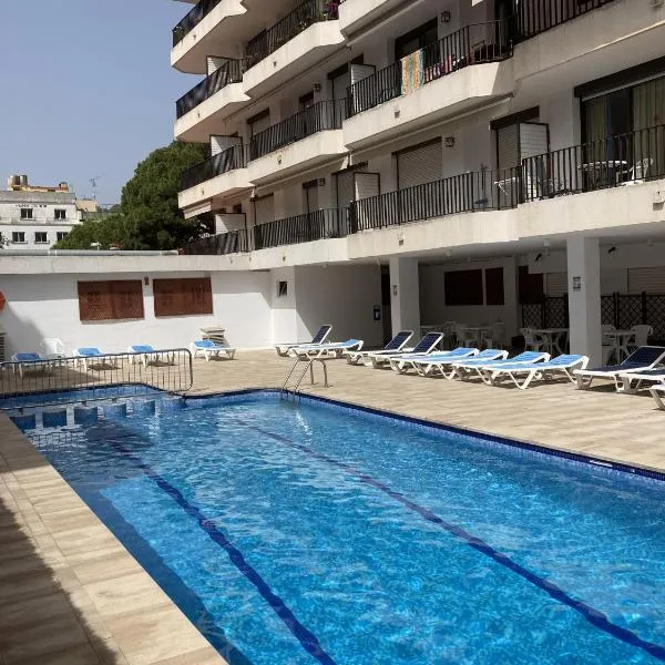 Sunny apartment with pool, hotel i Tossa de Mar