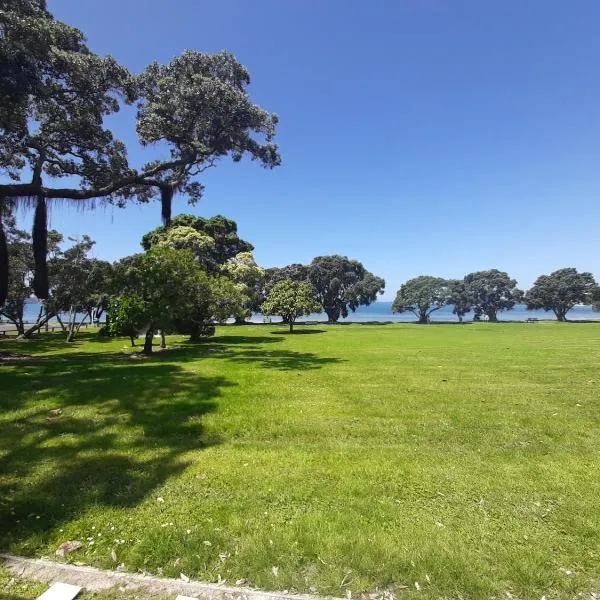 Ariki beachfront apartment, hotel v destinaci Snells Beach