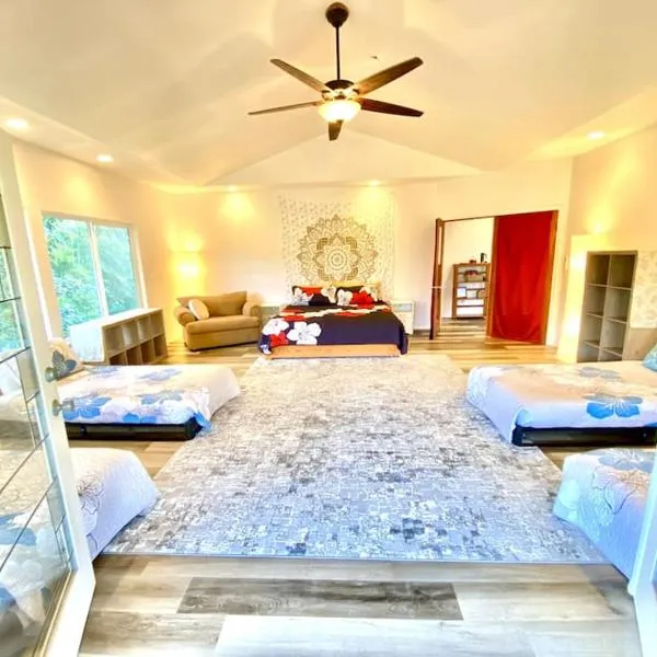 THE HONOMU HOUSE - Gorgeous, Spacious 4Bd2Ba Home near Waterfalls and Hilo, Sleeps 12!, hotel v destinaci Honomu