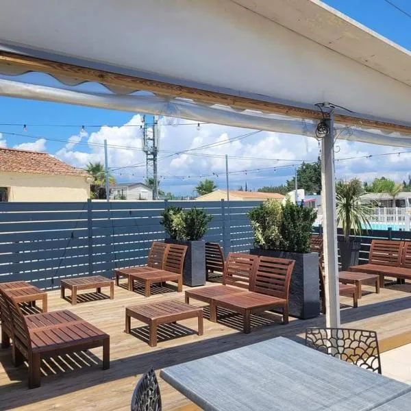vacances familiales dans camping avec piscine, hotel in Fréjus